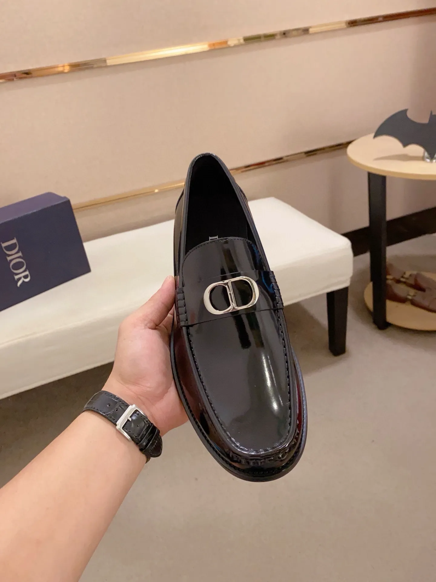 Men's shoes 💰: 560💰 High-end version of Dior Dior's new series. Famous actors and internet celebrities wear super popular designs. The sculptures of French artist Niki de Saint Phalle are designed as rings. Material: Imported original material ➕Painted cowhide Foot pads: cowhide Outsole: Rubber outsole Men's shoe size: 38~44 Can be customized to size 45